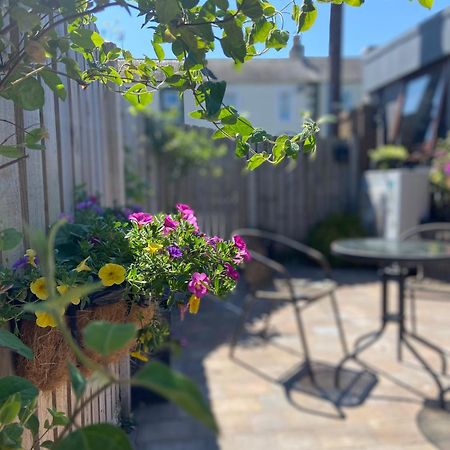 The Courtyard Apartment Брамптън Екстериор снимка