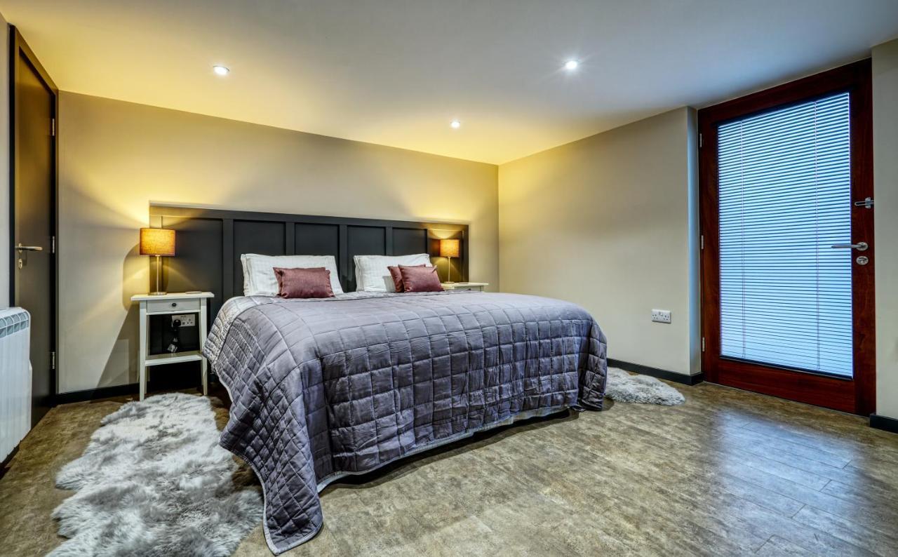 The Courtyard Apartment Брамптън Екстериор снимка