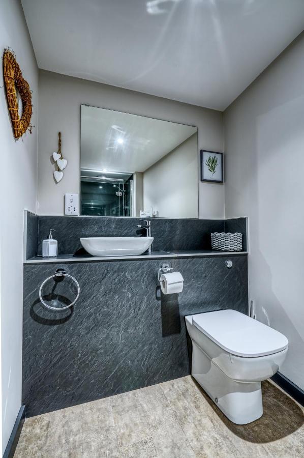 The Courtyard Apartment Брамптън Екстериор снимка