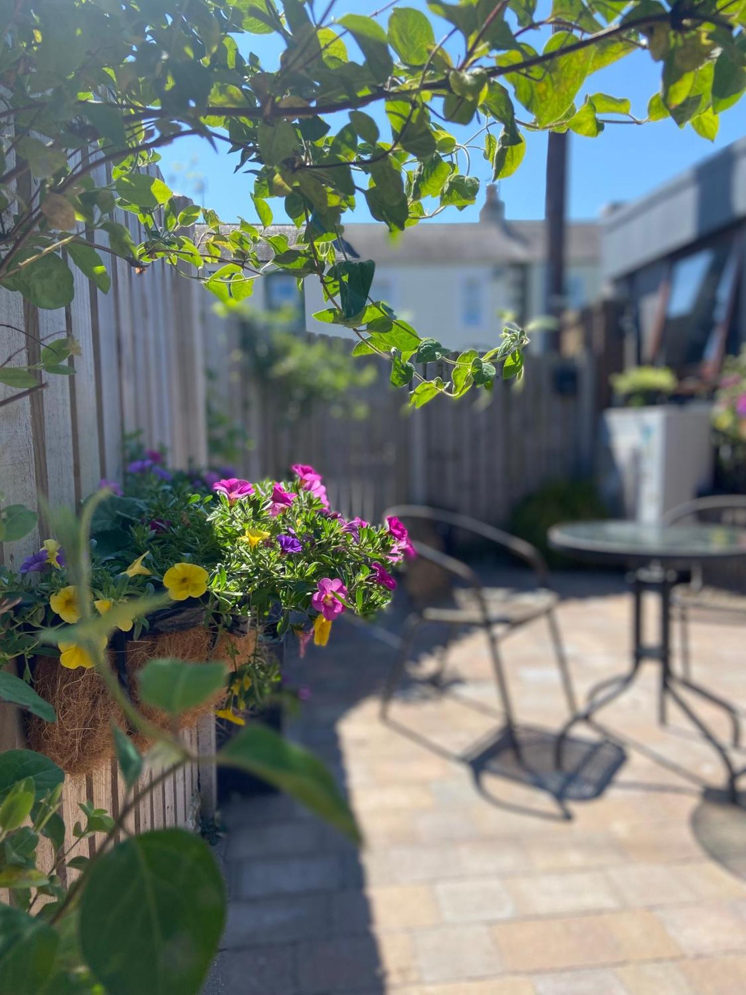 The Courtyard Apartment Брамптън Екстериор снимка